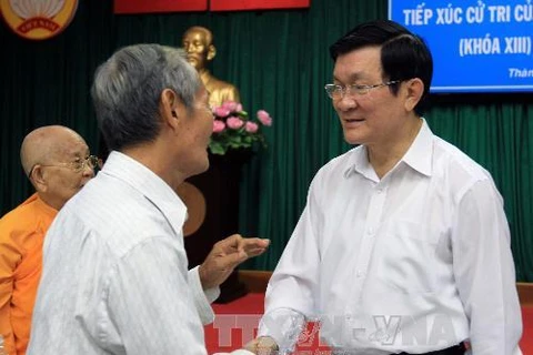 越南国家主席张晋创与胡志明市选民接触 
